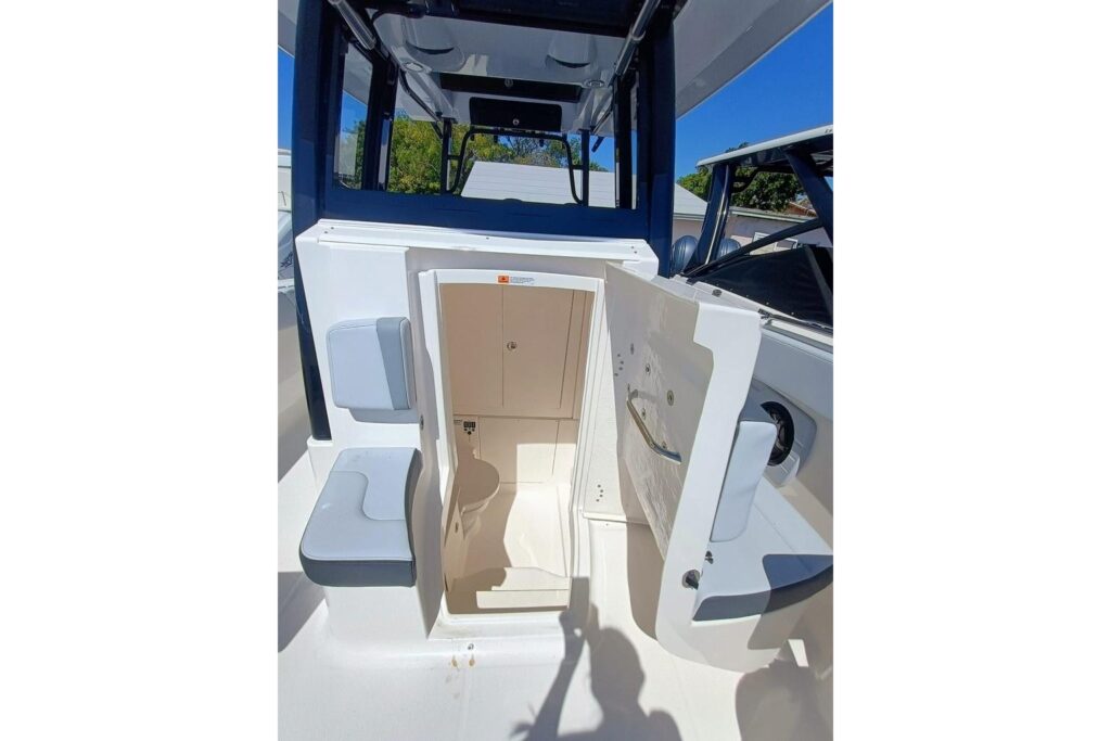 2025 Robalo R300 Center Console - Gallery Image