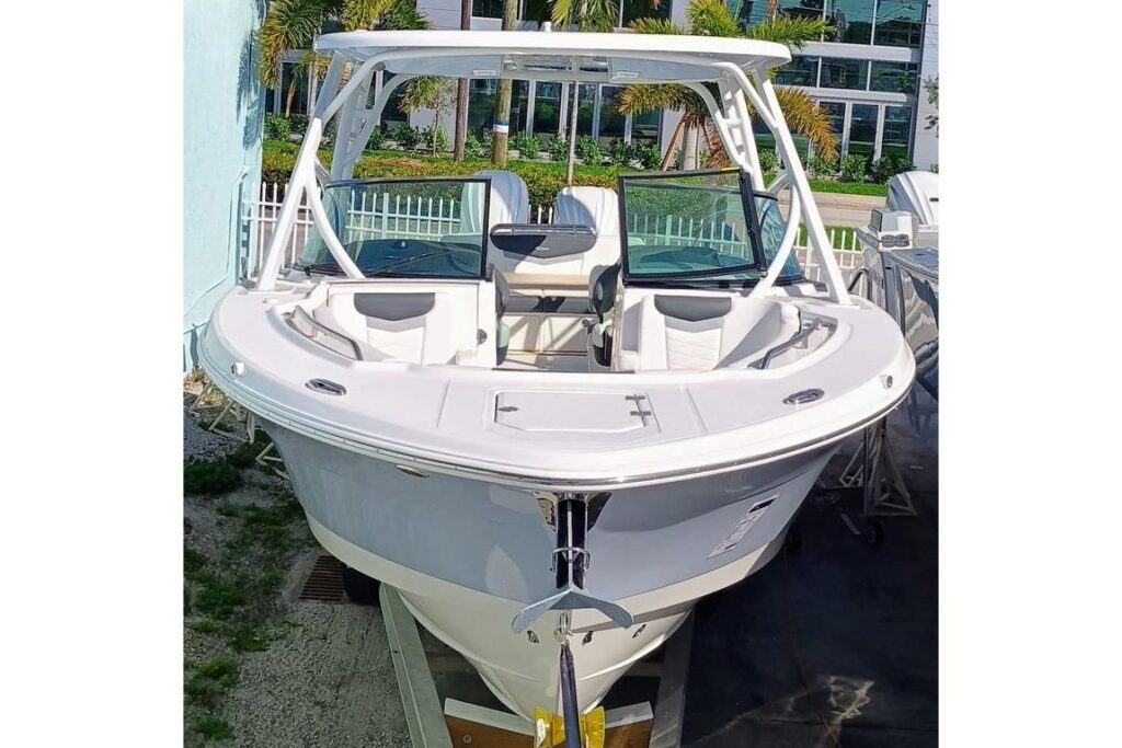2024 Robalo R317 Dual Console - Gallery Image