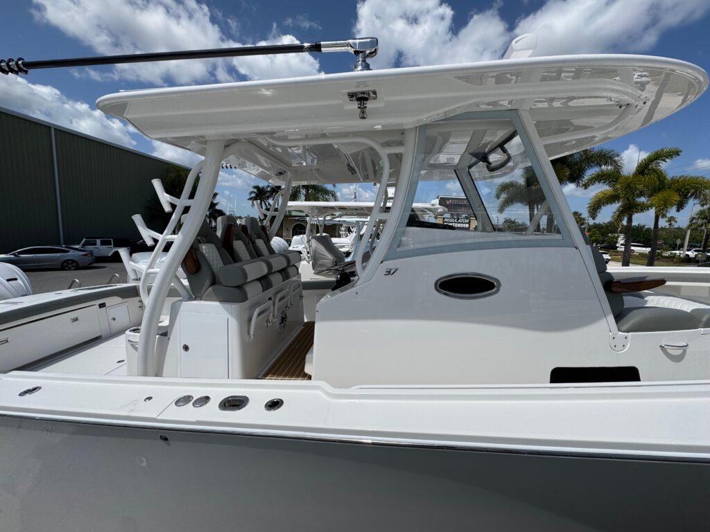 2025 Regulator 37 - Gallery Image