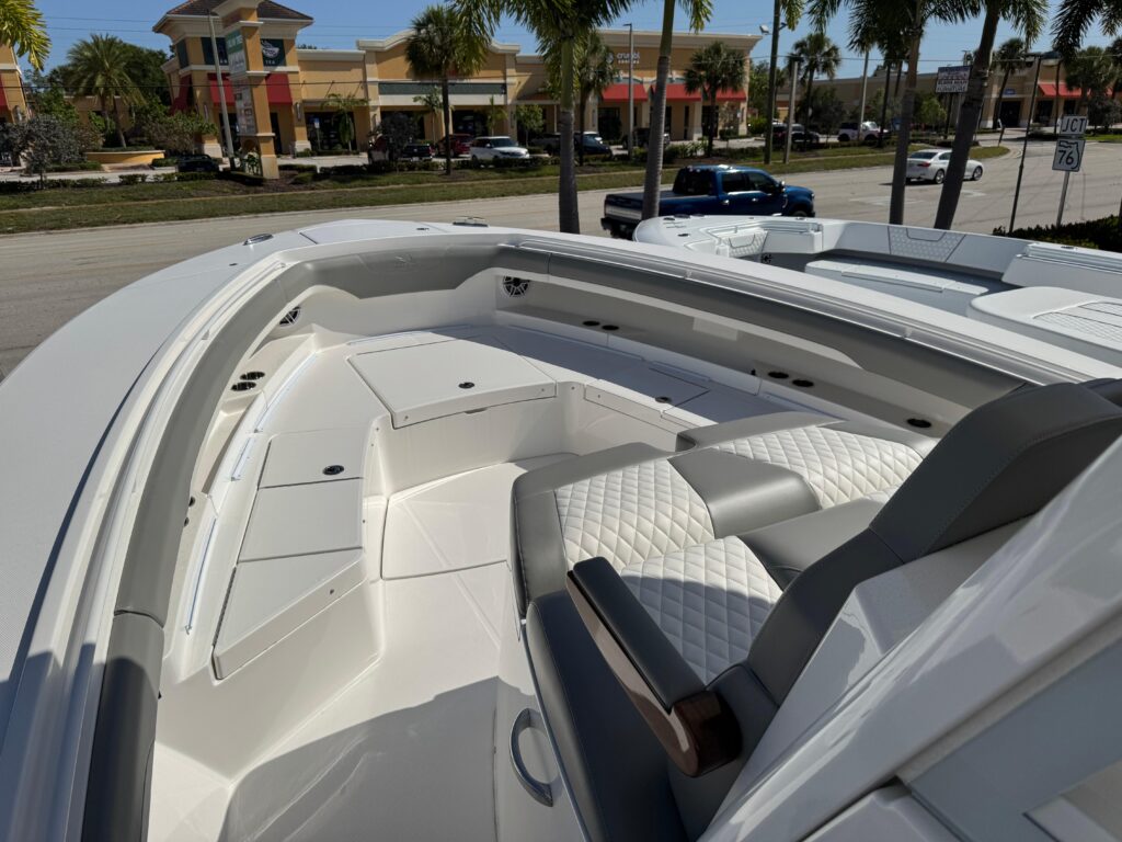 2025 Regulator 37 - Gallery Image