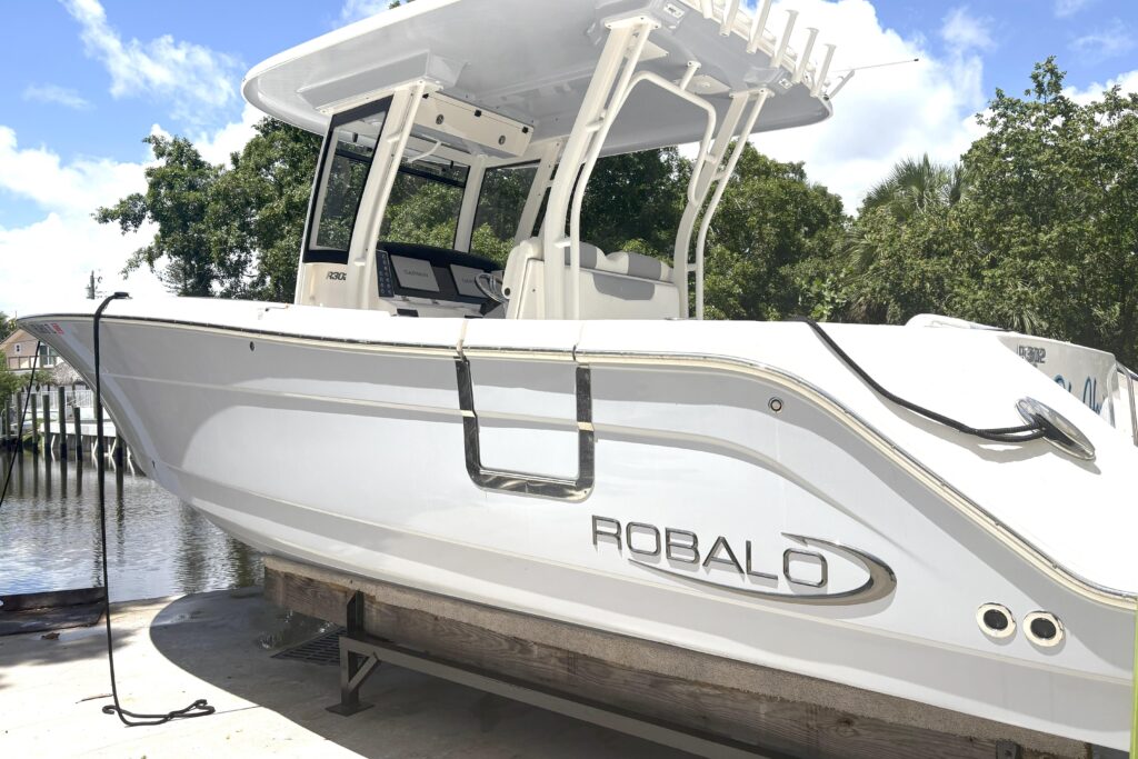 2023 Robalo R302 Center Console - Gallery Image