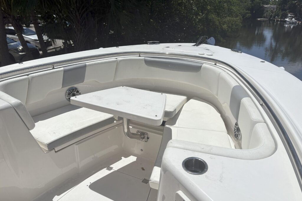 2023 Robalo R302 Center Console - Gallery Image