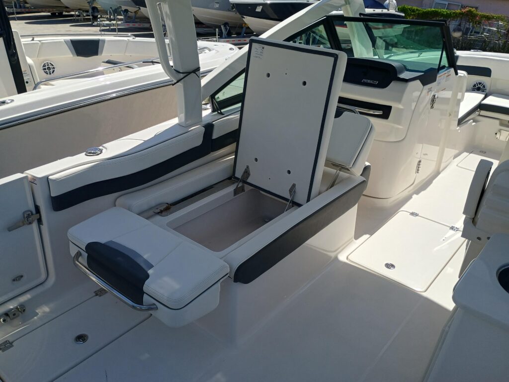 2025 Robalo R257 Dual Console - Gallery Image