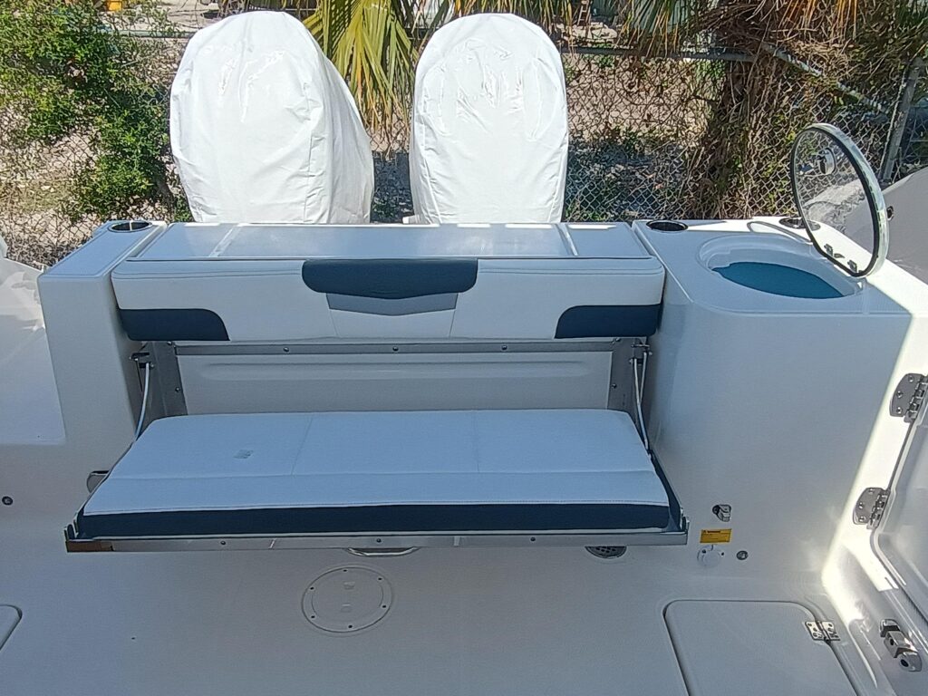 2025 Robalo R257 Dual Console - Gallery Image
