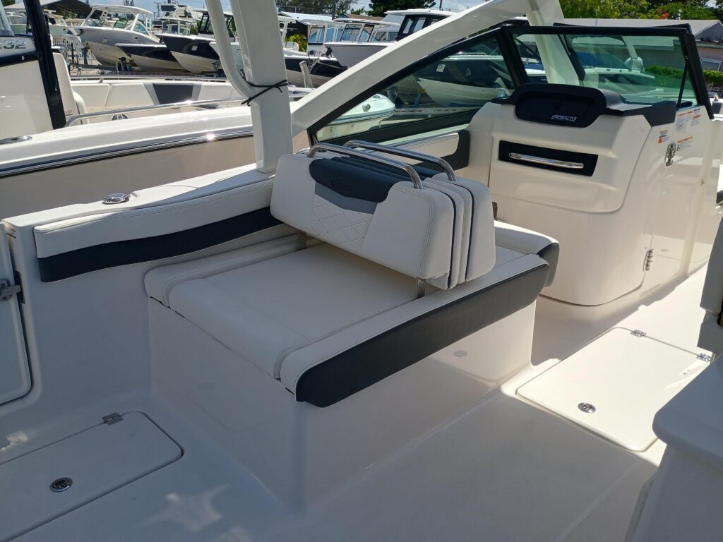 2025 Robalo R257 Dual Console - Gallery Image