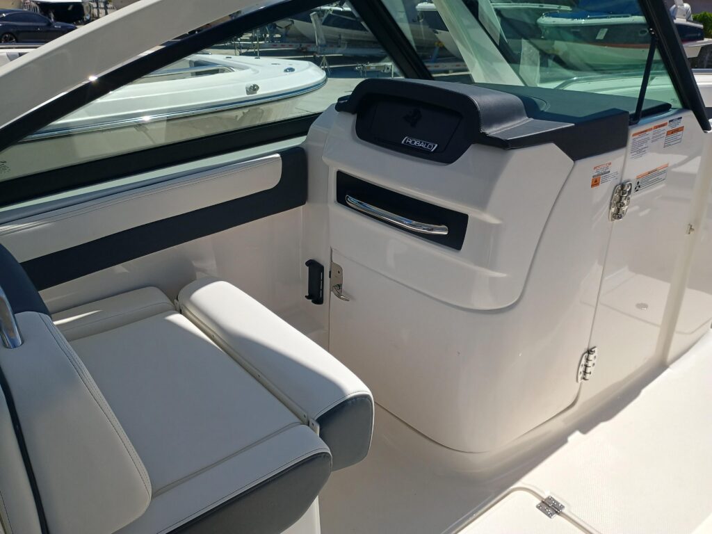 2025 Robalo R257 Dual Console - Gallery Image