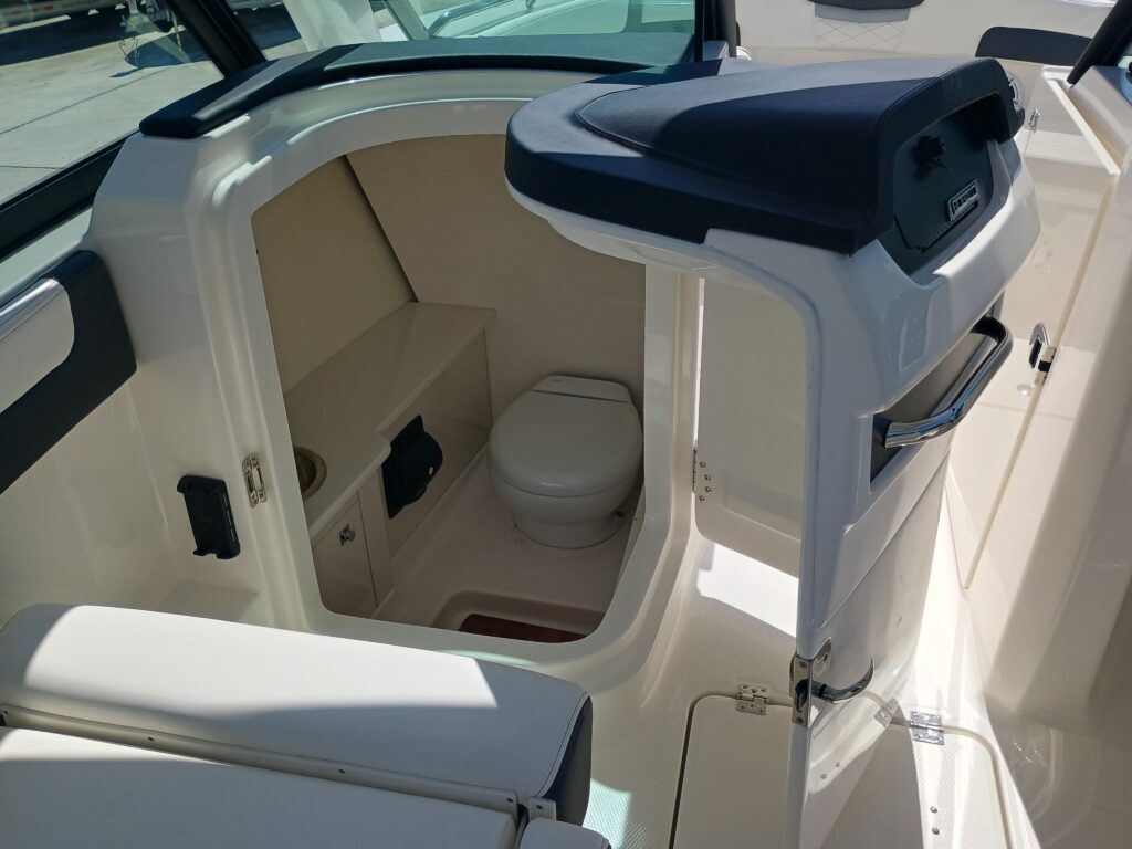 2025 Robalo R257 Dual Console - Gallery Image