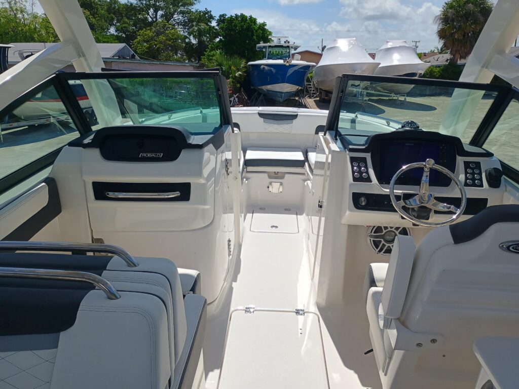2025 Robalo R257 Dual Console - Gallery Image