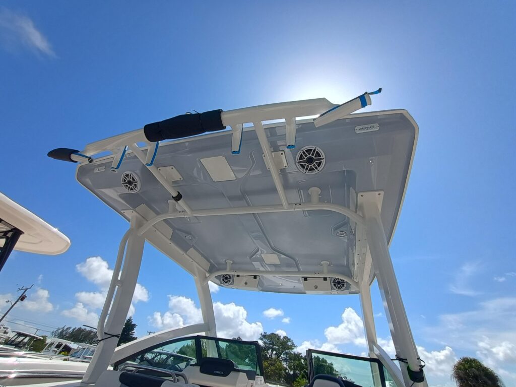 2025 Robalo R257 Dual Console - Gallery Image